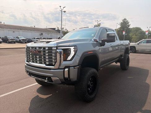 Used 2024 GMC Sierra 2500 Denali w/ Denali Reserve Package AWD/4WD image 4