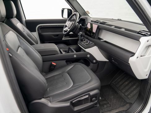 Used 2022 Land Rover Defender 90 X-Dynamic S image 31