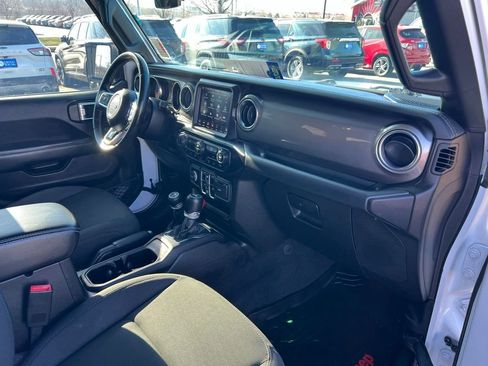 Used 2020 Jeep Wrangler Unlimited Sahara image 26