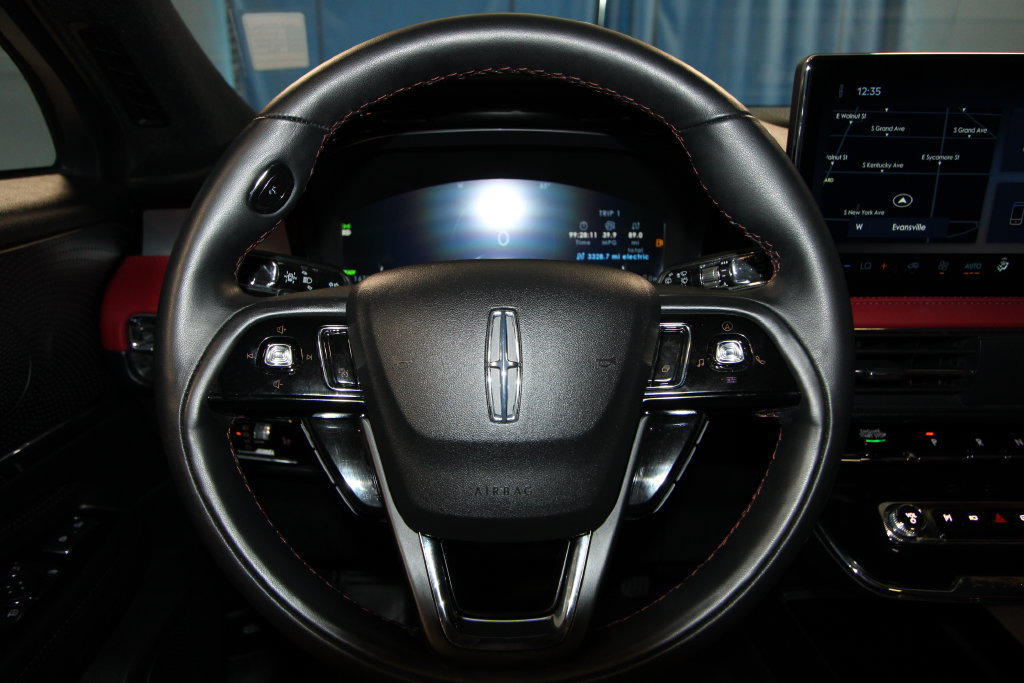 Used 2025 Lincoln Corsair Grand Touring w/ Towing Package AWD/4WD image 12