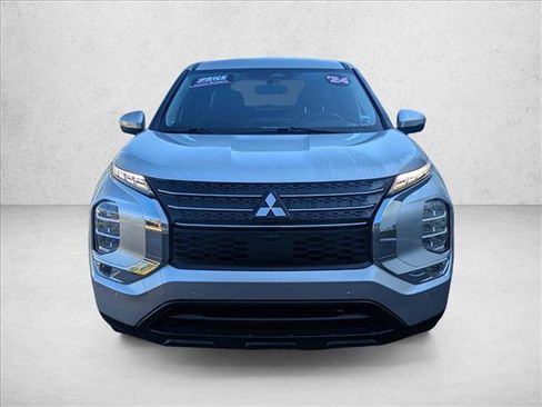 Used 2024 Mitsubishi Outlander SE image 2