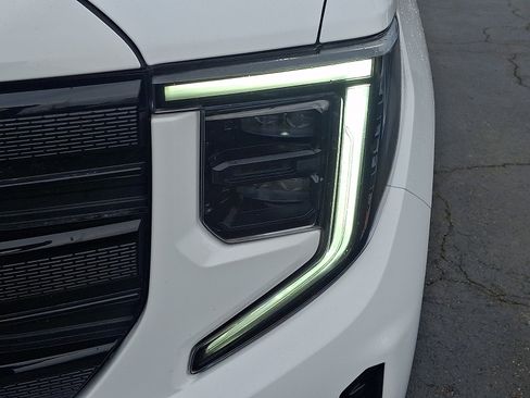 Used 2022 GMC Sierra 1500 Elevation w/ LPO, Elevation Black Package AWD/4WD image 9