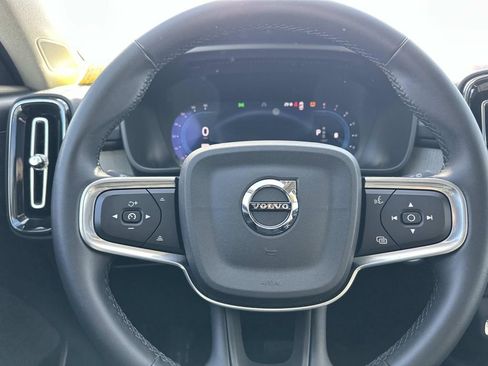 Used 2025 Volvo XC40 B5 Plus image 21