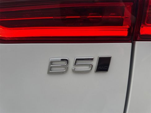 Certified 2025 Volvo XC60 B5 Plus image 9