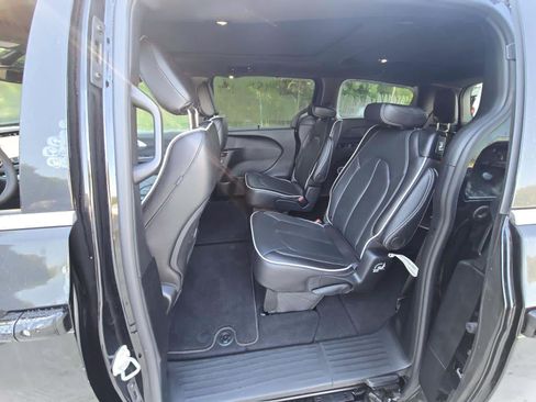 Used 2026 Chrysler Pacifica Limited FWD image 6