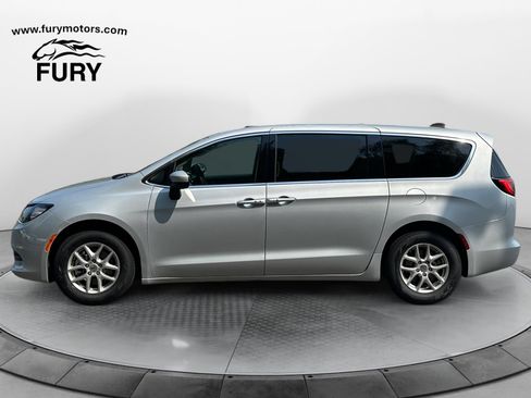 Used 2022 Chrysler Voyager LX FWD image 7