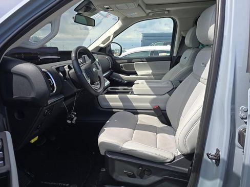 Used 2025 Ford Expedition Platinum w/ Driver's Package AWD/4WD image 5