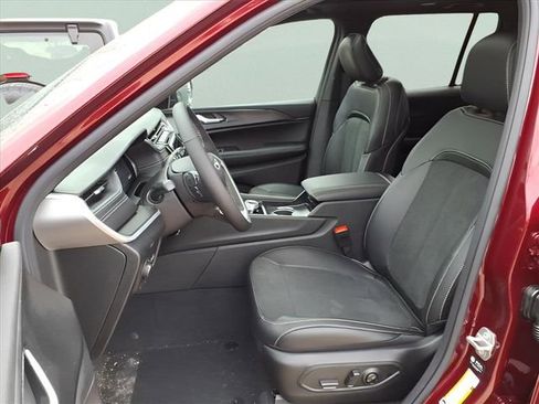 New 2025 Jeep Grand Cherokee Altitude image 17