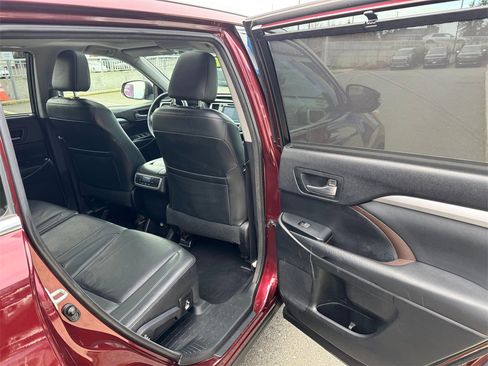Used 2015 Toyota Highlander XLE image 13