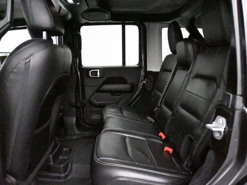 Used 2018 Jeep Wrangler Unlimited Sahara AWD/4WD image 10