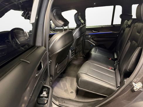 Used 2022 Jeep Grand Cherokee Overland w/ Luxury Tech Group IV AWD/4WD image 16