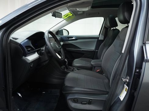 Used 2022 Volkswagen Taos SE w/ Panoramic Sunroof Package image 12