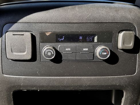 Used 2020 Chevrolet Suburban LT image 36