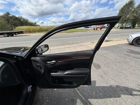 Used 2013 Chrysler 300 image 23