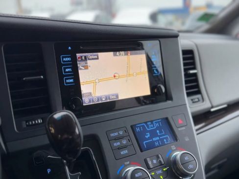 Used 2017 Toyota Sienna XLE image 18