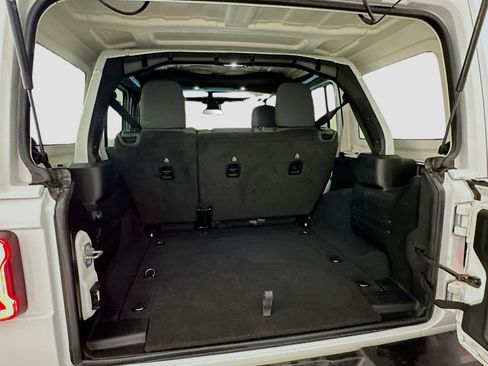 Used 2025 Jeep Wrangler Sahara image 29