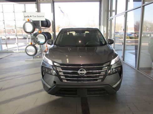 Used 2024 Nissan Rogue SV image 2