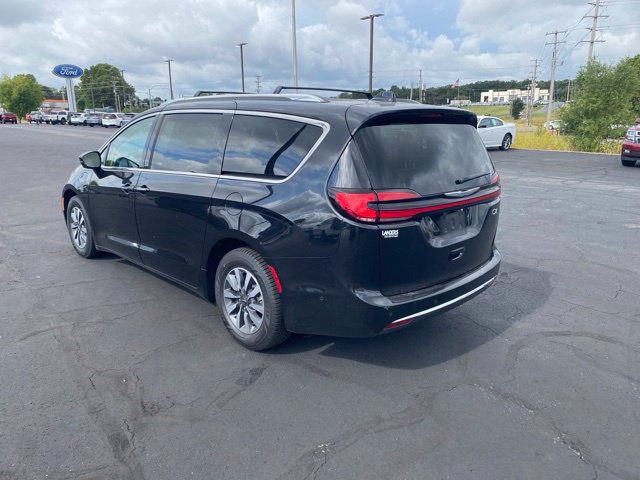 Used 2021 Chrysler Pacifica Touring-L FWD image 3