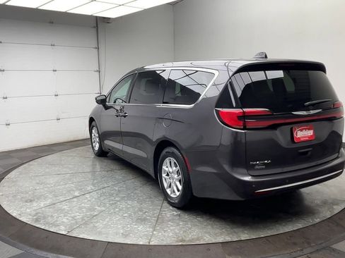 Used 2023 Chrysler Pacifica Touring-L image 36