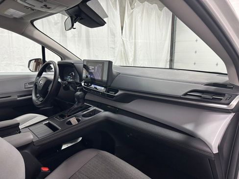 Used 2025 Toyota Sienna LE image 64