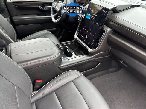 Used 2025 GMC Yukon Elevation image 24