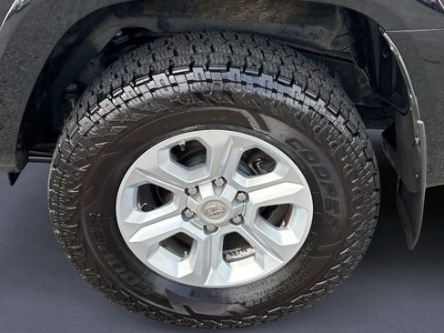 Used 2017 Toyota 4Runner SR5 AWD/4WD image 9