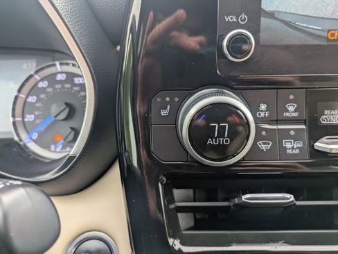 Used 2024 Toyota Highlander XLE AWD/4WD image 28