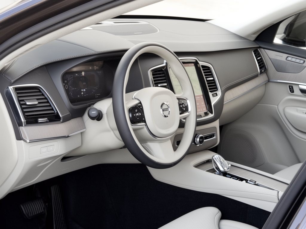 Certified 2025 Volvo XC90 T8 Ultra w/ Lounge Package AWD/4WD image 4