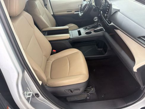 Used 2021 Toyota Sienna XLE FWD image 23