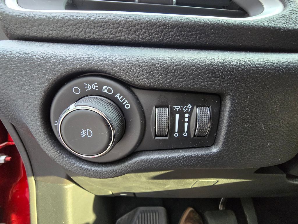 Used 2025 Chrysler Pacifica Select AWD/4WD image 32