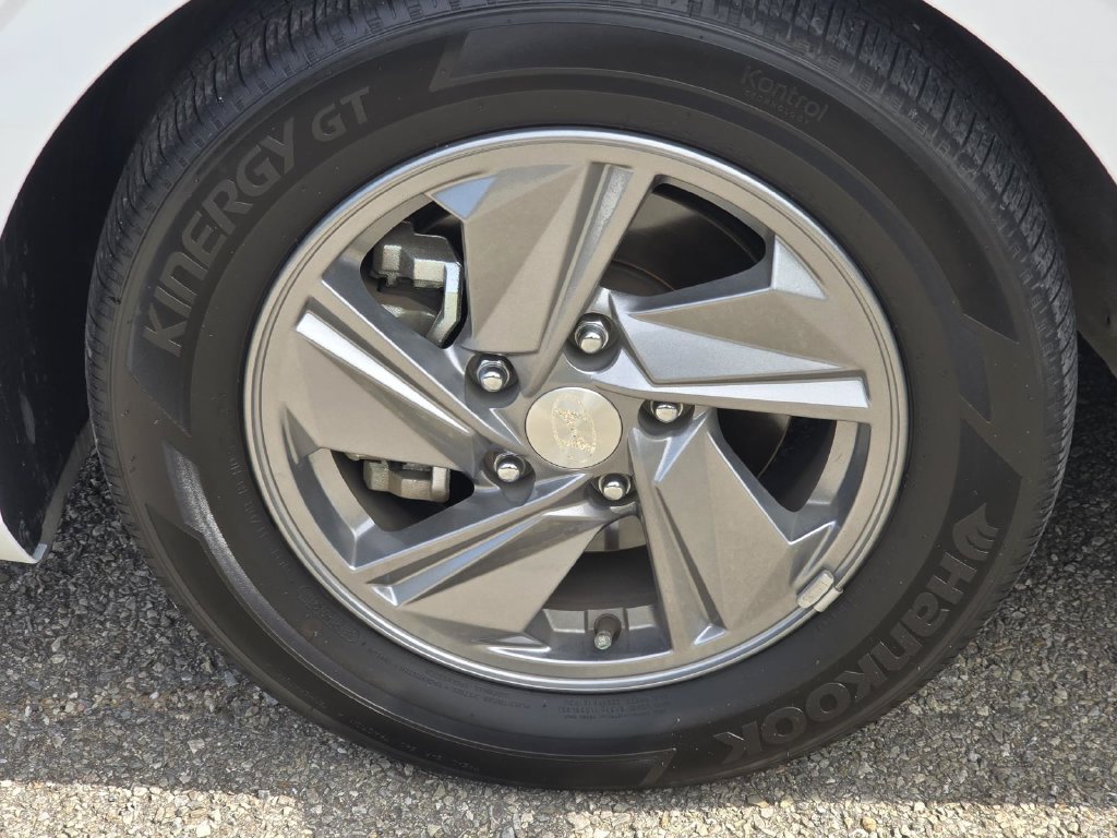Used 2024 Hyundai Elantra SE FWD image 7