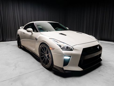 Used 2020 Nissan GT-R Premium image 7