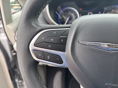 Used 2024 Chrysler Pacifica Touring-L FWD image 16