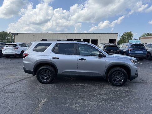 Used 2025 Honda Pilot TrailSport image 4