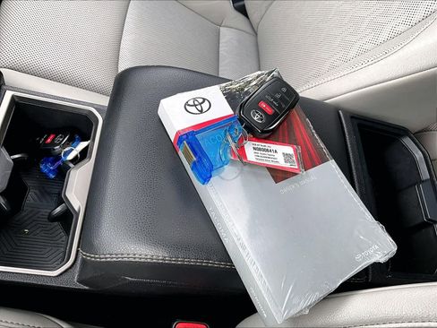 Used 2024 Toyota Tacoma Limited w/ Limited Package (LT) image 31