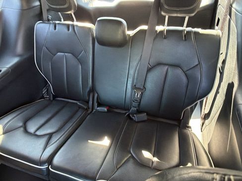 Used 2025 Chrysler Pacifica Limited FWD image 24