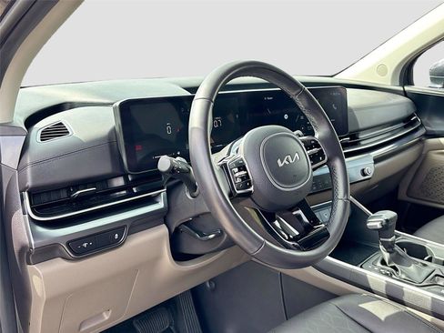 Used 2025 Kia Carnival FWD image 9