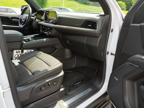 Certified 2026 Chevrolet Suburban High Country w/ Sun And Tow Package AWD/4WD image 31