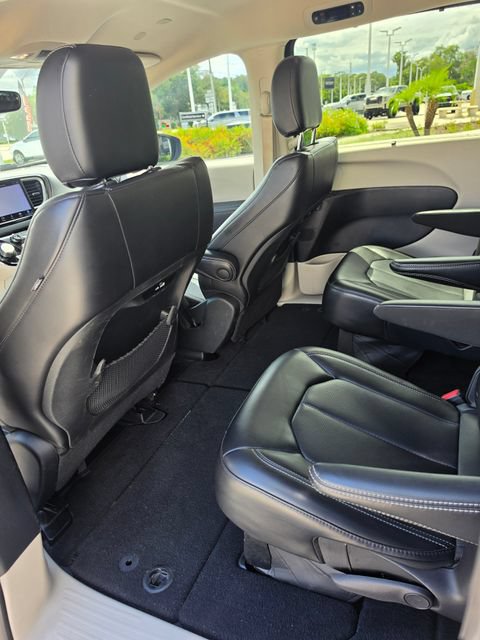 Used 2023 Chrysler Pacifica Touring-L FWD image 19