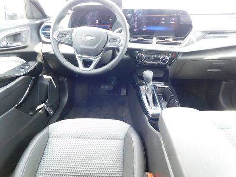 Used 2025 Chevrolet Trax LT w/ LT Convenience Package FWD image 15