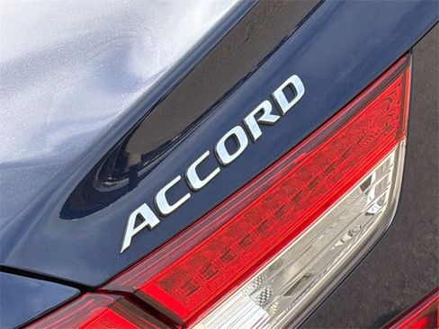 Used 2018 Honda Accord Touring image 9