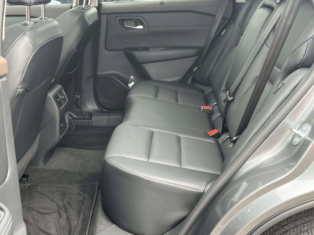 Used 2023 Nissan Rogue SV w/ SV Premium B Package FWD image 16