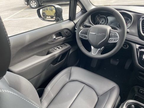 New 2026 Chrysler Pacifica Select image 32