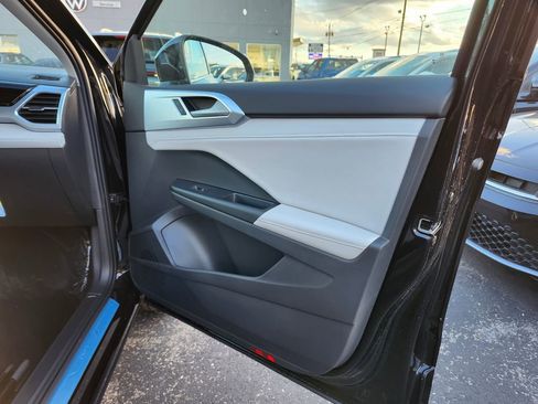 New 2026 Volkswagen Taos SE image 14