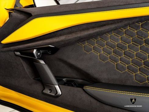 Used 2024 Lamborghini Revuelto AWD/4WD image 30