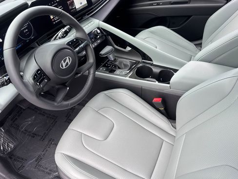 Used 2025 Hyundai Elantra Limited FWD image 4