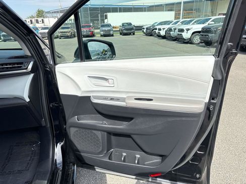 Used 2025 Toyota Sienna LE FWD image 21