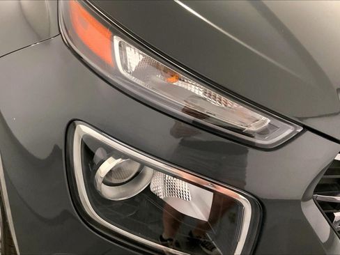 Used 2025 Hyundai Venue SEL FWD image 27