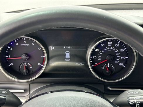 Used 2022 Kia Carnival LX FWD image 25