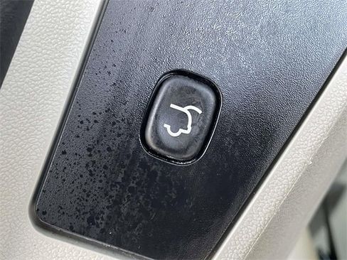 Used 2014 Chrysler Town & Country Touring image 9